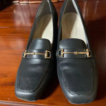 블랙 스퀘어토 펌프스 골드 금장 장식