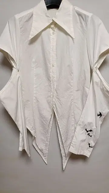 BLACK PEACE NOW 소매 박쥐 자수 Y셔츠 소매 탈부착식