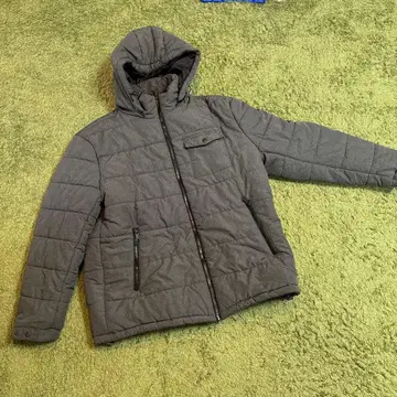 후드 부착 그레이 퀼팅 다운 자켓