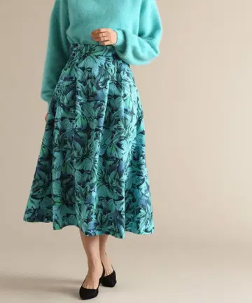 [Tiara] 그라데 플라워 프린트 턱 플레어 스커트