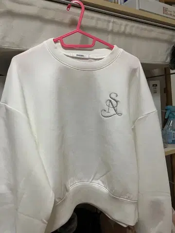 화이트 크루넥 맨투맨