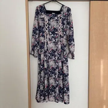 프레이즈 로즈 패턴 원피스