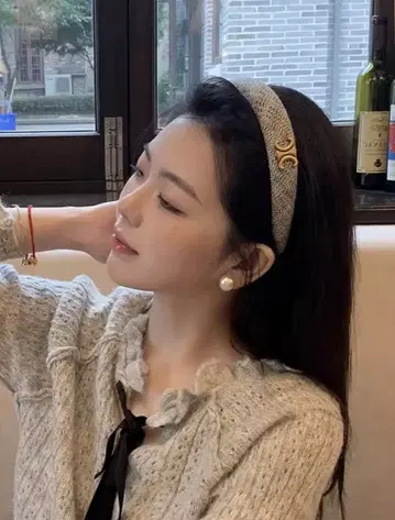 골드 컬러 장식이 달린 헤어밴드 머리띠 그레이