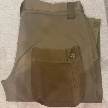 올리브 그린 워크 팬츠 버튼 포함