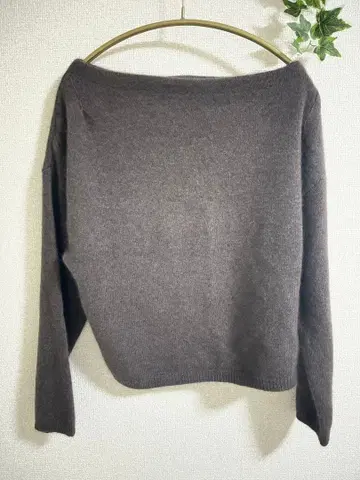 [새상품급] 미사용품 COCO DEAL 다크 브라운 오프숄더 니트 L