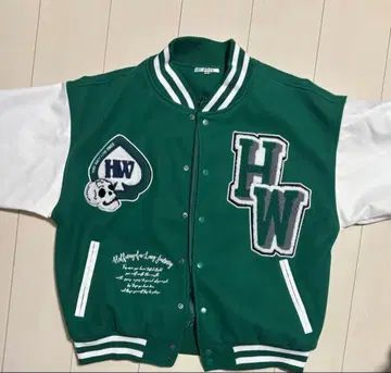 그린 컬러와 화이트 컬러의 바시티 자켓