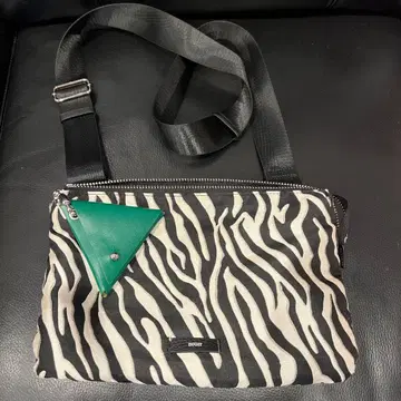 제브라 패턴 숄더백