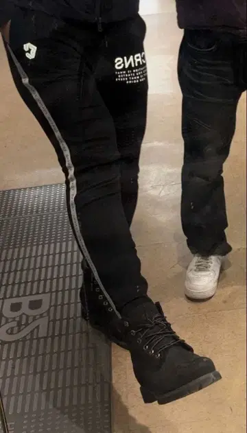 CRONOS 블랙 조거 팬츠 M 사이즈