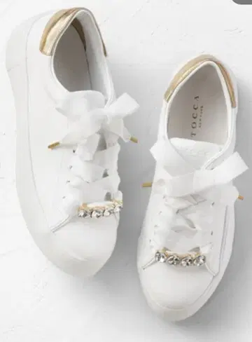 새상품급 TOCCA BIJOUX SNEAKERS 화이트 사이즈 23cm