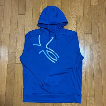 파란색 후드 부착 후드티 로고 포함