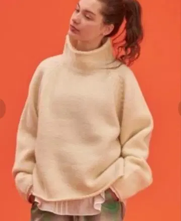 더 신즈 신즈 아이보리 터틀넥
