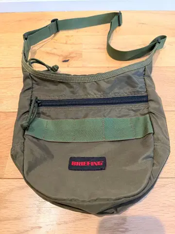 BRIEFING 올리브 숄더백