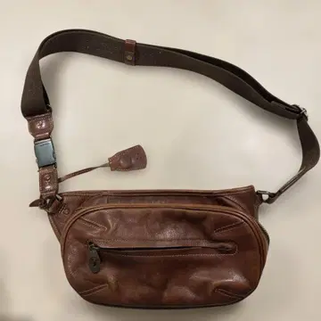 aniari 브라운 가죽 바디백