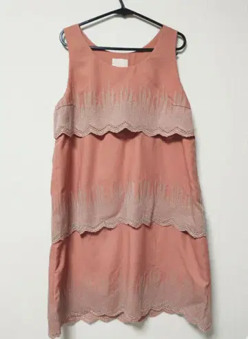 핑크 슬리브리스 무릎 기장 원피스