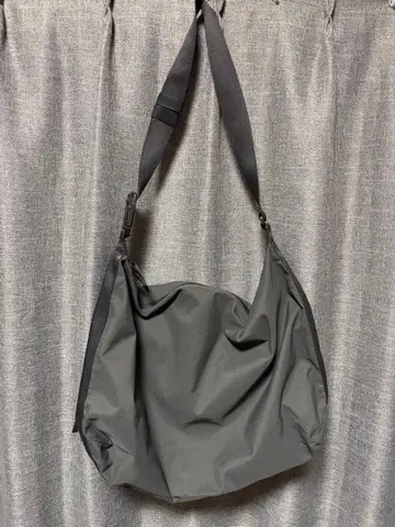 UNIQLO U 메신저 숄더백 다크 그레이