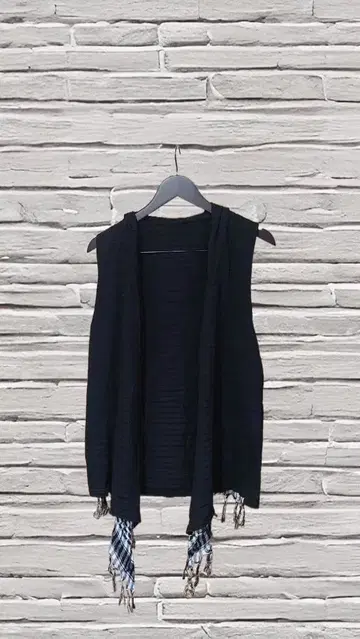 블랙 후드 부착 스트라이프 베스트