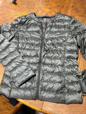 유니클로 울트라 라이트 다운 컴팩트 자켓 카키 M 사이즈