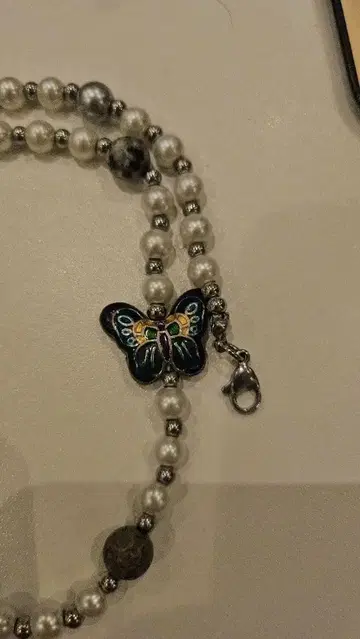 나비 모티브 펄 목걸이