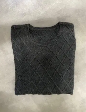 다크 그레이 다이아몬드 패턴 니트 스웨터