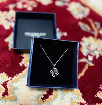 GEM STONE KING 꽃 모티브 목걸이