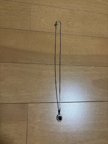 빨간색 돌의 꽃 모양 목걸이