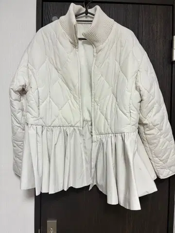 화이트 퀼팅 다운 자켓