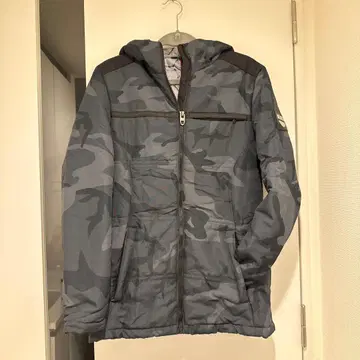 WURTH 그레이 카모플라쥬 후드 부착 다운 자켓