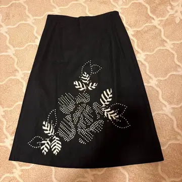 로라 애슐리 블랙 자수 플레어 스커트