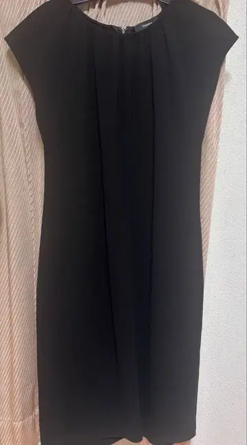 theory 블랙 슬리브리스 무릎 기장 원피스