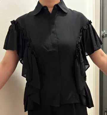 그레디 브릴리언트 소매 프릴 블랙 반팔 셔츠