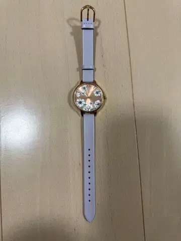 꽃무늬 다이얼의 연보라 손목시계