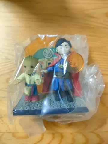 피규어 이츠 어 스몰 월드 with 그루토 닥터 스트레인지