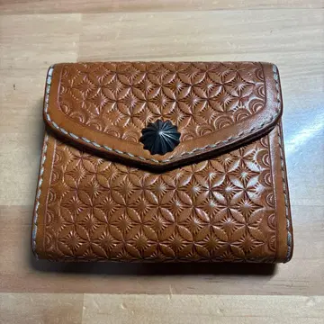엠보싱 가공 브라운 가죽 접이식 지갑