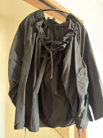 Apartby 아파트바이 수플레 개더 프릴 블라우스