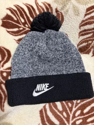 NIKE 폼폼 포함 니트 모자 그레이 블랙 Jr.~