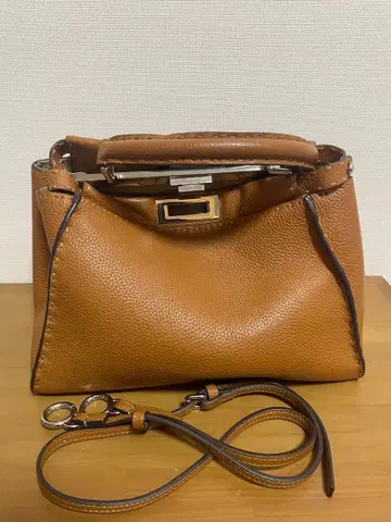 브라운 가죽 핸드백