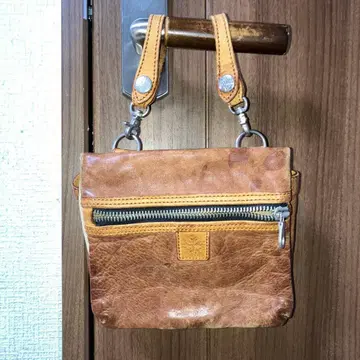 브라운 가죽 바디백