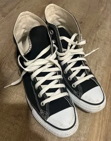 CONVERSE 블랙 하이컷 스니커즈