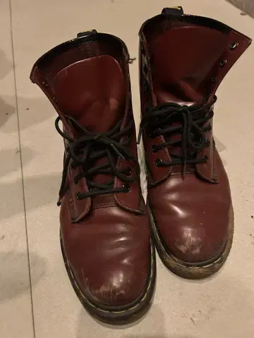 닥터마틴 8홀 부츠 체리 레드