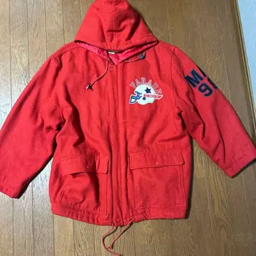 빨간색 후드 부착 점퍼