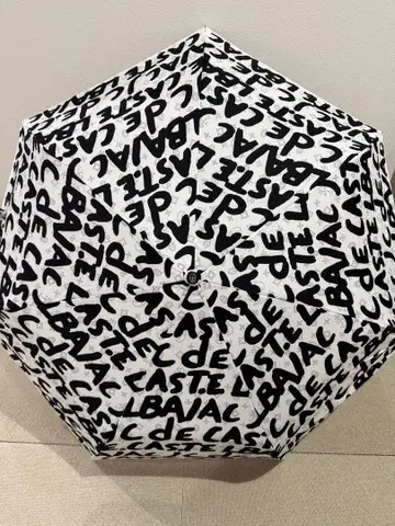 접이식 우산 화이트 베이스에 블랙 문자 디자인