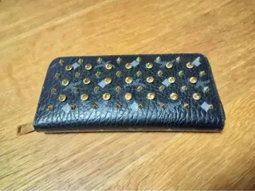 스터드 장식 블랙 가죽 장지갑