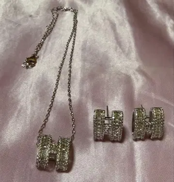 H 모티브 목걸이와 귀걸이 세트