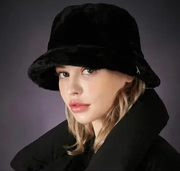 VARZAR Fur logo point bucket hat Black