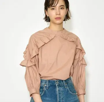 THE PAUSE 숄더 프릴 블라우스