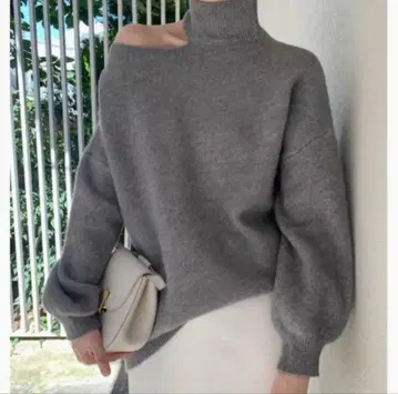 컷 아웃 하이넥 니트 그레이