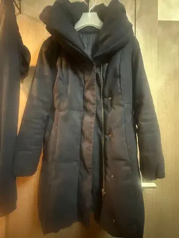 네이비 후드 부착 롱 다운 코트