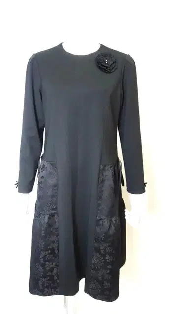 2025 가을/겨울 자카드 직조 x 종이상자 니트 소재 절개 원피스