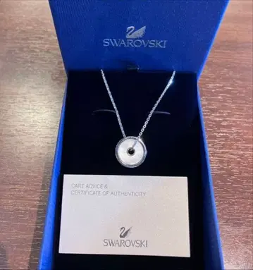 SWAROVSKI 스와로브스키 목걸이 라운드 플레이트 비쥬