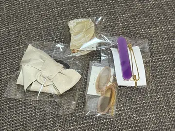 골드 계열 헤어 액세서리와 귀찌 세트